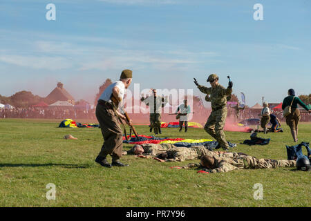 Clive Beste der 4 Btn Somerset Light Infantry Reenactors führt die Erfassung von deutschen Soldaten getarnt als Fallschirmspringer. Credit: Heather Edwards/Alamy leben Nachrichten Stockfoto