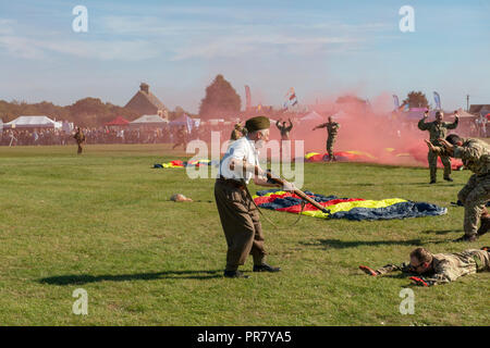 Clive Beste der 4 Btn Somerset Light Infantry Reenactors führt die Erfassung von deutschen Soldaten getarnt als Fallschirmspringer. Credit: Heather Edwards/Alamy leben Nachrichten Stockfoto