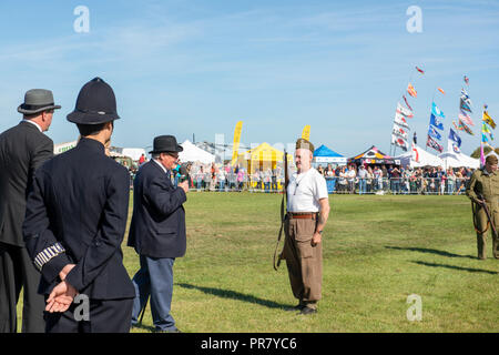 Clive Beste der 4 Btn Somerset Light Infantry Reenactors ständigen Aufmerksamkeit für Sir Winston Churchill. Credit: Heather Edwards/Alamy leben Nachrichten Stockfoto