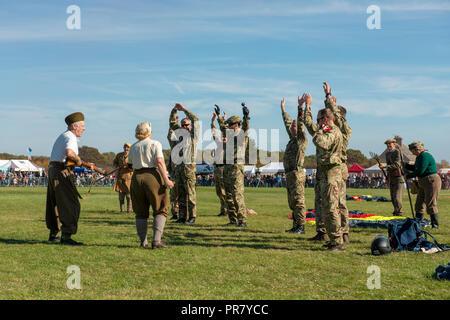 Clive Beste der 4 Btn Somerset Light Infantry Reenactors führt die Erfassung von deutschen Soldaten getarnt als Fallschirmspringer. Credit: Heather Edwards/Alamy leben Nachrichten Stockfoto