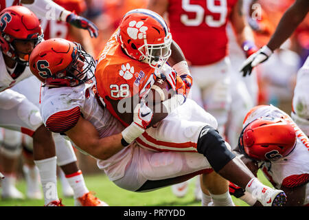 South Carolina, USA. 29. September 2018. Syrakus Orange Linebacker Ryan Guthrie (41) packt Clemson Tiger zurück laufen Tavien Feaster (28) während der NCAA College Football Spiel zwischen Syrakus und Clemson am Samstag, den 29. September 2018 Memorial Stadium in Clemson, SC. Jakob Kupferman/CSM Credit: Cal Sport Media/Alamy leben Nachrichten Stockfoto