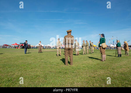 Clive Beste der 4 Btn Somerset Leichte Infanterie und Land Armee Reenactors mit Sir Winston Churchill, nach der Erfassung deutscher Soldaten, die sich als Fallschirmspringer. Credit: Heather Edwards/Alamy leben Nachrichten Stockfoto