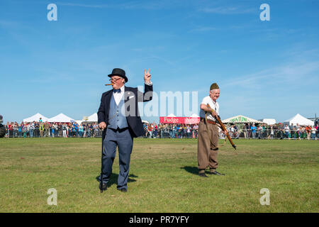 Clive Beste der 4 Btn Somerset Light Infantry Reenactors mit Sir Winston Churchill. Credit: Heather Edwards/Alamy leben Nachrichten Stockfoto