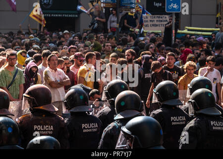 Barcelona, Katalonien, Spanien. 29 Sep, 2018. Mitglieder der katalanische Polizei vor der Unabhängigkeit Demonstranten während der Demonstration stehen. Tausende von Katalanischen unabhängigen Sympathisanten Protest während der Feier für eine Manifestation des spanischen Nationalen Gewerkschaft der Polizei die Polizisten, die am 1. Oktober nahm die Repression zu verzieren. Credit: Paco Freire/SOPA Images/ZUMA Draht/Alamy leben Nachrichten Stockfoto