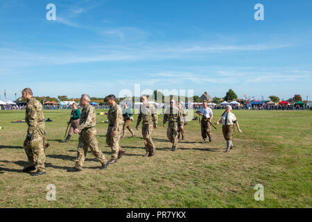 Clive Beste der 4 Btn Somerset Leichte Infanterie und Land Armee Reenactors, nach der Erfassung deutscher Soldaten, die sich als Fallschirmspringer. Credit: Heather Edwards/Alamy leben Nachrichten Stockfoto