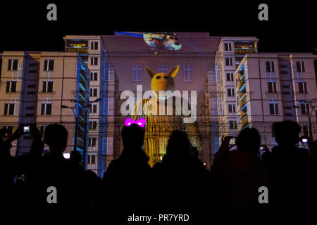 Lodz, Polen. 29. September 2018. Licht bewegen Festival - Der zweite Tag ist ein schönes Festival des Lichts in Polen. LMF leuchtet mit bunt leuchtenden architektonischen Eigenschaften von mehreren Dutzend Monaten im Zentrum der Stadt. Der Veranstalter des Festivals ist die Lodz Stiftung 'Lux Pro Monumentis'. Credit: Slawomir Kowalewski/Alamy leben Nachrichten Stockfoto