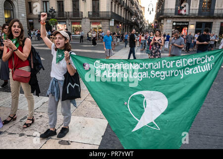 September 28, 2018 - Barcelona, Katalonien, Spanien - eine Frau gesehen wird, heben ihre Faust mit einem Banner legitimierende eine legale, kostenlose und sichere Abtreibung während des Protestes.. Zeitgleich mit der Feier der weltweiten Aktionstag für eine legale und sichere Abtreibung mehr als hundert Frauen haben ihre Rechte in Barcelona einen kostenlosen, legalen und sicheren Abtreibung behauptete. (Bild: © Paco Freire/SOPA Bilder über ZUMA Draht) Stockfoto