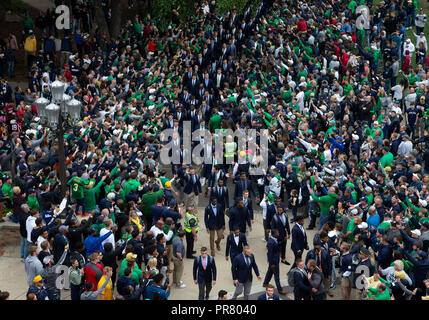 South Bend, Indiana, USA. 29 Sep, 2018. Notre Dame den Spielern während des Spielers vor der NCAA Football Spiel Action zwischen dem Stanford Kardinal und die Notre Dame Fighting Irish im Notre Dame Stadium in South Bend, Indiana. Johann Mersits/CSM/Alamy leben Nachrichten Stockfoto