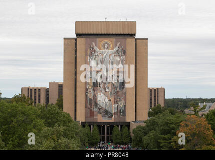 South Bend, Indiana, USA. 29 Sep, 2018. Eine allgemeine Ansicht der Hesburgh Library vor der NCAA Football Spiel Action zwischen dem Stanford Kardinal und die Notre Dame Fighting Irish im Notre Dame Stadium in South Bend, Indiana. Johann Mersits/CSM/Alamy leben Nachrichten Stockfoto