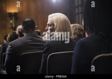 Washington, DC, USA. 27 Sep, 2018. UNITED DCS - 27. SEPTEMBER: Sen. Kirsten Gillibrand, D-N.Y., hört zu, Dr. Christine Blasey Ford's Zeugnis in der Senat-rechtsausschusse auf die Nominierung von Brett M. Kavanaugh eine Richterin am Obersten Gerichtshof der Vereinigten Staaten in Verbindung gebracht werden zu bezeugen. (Foto von Tom Williams/CQ Roll Call/Pool) Credit: Tom Williams/CNP/ZUMA Draht/Alamy leben Nachrichten Stockfoto