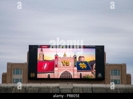 South Bend, Indiana, USA. 29 Sep, 2018. Eine allgemeine Ansicht des Anzeigers vor der NCAA Football Spiel Action zwischen dem Stanford Kardinal und die Notre Dame Fighting Irish im Notre Dame Stadium in South Bend, Indiana. Johann Mersits/CSM/Alamy leben Nachrichten Stockfoto