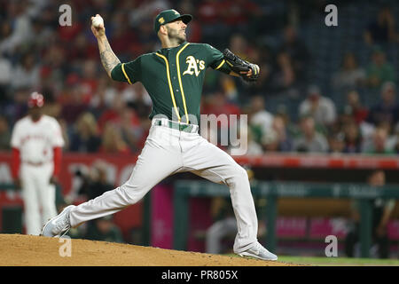 September 28, 2018: Oakland Athletics Krug Mike Fiers (50) Plätze in der Entlastung für die A's während des Spiels zwischen den Oakland A's und der Präfektur Aichi im Angel Stadium in Anaheim, CA, (Foto von Peter Joneleit, Cal Sport Media) Stockfoto