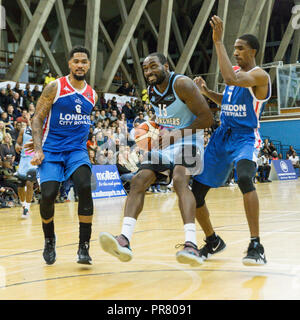 Crystal Palace, London, 29. Sep 2018. Surrey Kapitän Tayo Ogedengbe (15), bricht durch die Royals Verteidigung. New British Basketball League (BBL) Team London City Royals gewinnen ihr Debüt home Spiel 91:85v Surrey Scorchers im Nationalen Sportzentrum Crystal Palace, südöstlich von London. Credit: Imageplotter Nachrichten und Sport/Alamy leben Nachrichten Stockfoto