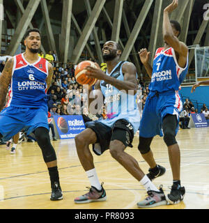 Crystal Palace, London, 29. Sep 2018. Surrey Kapitän Tayo Ogedengbe (15), bricht durch die Royals Verteidigung. New British Basketball League (BBL) Team London City Royals gewinnen ihr Debüt home Spiel 91:85v Surrey Scorchers im Nationalen Sportzentrum Crystal Palace, südöstlich von London. Credit: Imageplotter Nachrichten und Sport/Alamy leben Nachrichten Stockfoto