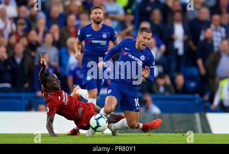 Liverpool. 30 Sep, 2018. Liverpools Sadio Mähne (L) Mias mit Chelseas Eden Hazard während der Englischen Premier League Spiel zwischen Chelsea und Liverpool an der Stamford Bridge in London, Britain on Sept. 29, 2018. Das Spiel endete 1-1. Quelle: Xinhua/Alamy leben Nachrichten Stockfoto