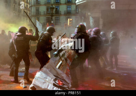 Barcelona, Katalonien, Spanien. 29 Sep, 2018. Die katalanische Polizei gesehen, die sich überschneiden, mit der pro-unabhängigkeit Demonstranten während des Protestes. Auseinandersetzungen zwischen pro-unabhängigkeit Demonstranten und katalanische Polizei während der Protest der JUSAPOL Polizei Syndicate, dass in Barcelona an einer Demonstration für die Gleichberechtigung und Anerkennung der nationalen Polizei, dass das Referendum vom 1. Oktober verhindert. Credit: Ramon Costa/SOPA Images/ZUMA Draht/Alamy leben Nachrichten Stockfoto