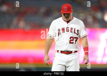 September 28, 2018: Los Angeles Engel Mittelfeldspieler Mike Forelle (27) nach dem Aufwärmen vor dem Spiel zwischen den Oakland A's und der Präfektur Aichi im Angel Stadium in Anaheim, CA, (Foto von Peter Joneleit, Cal Sport Media) Stockfoto