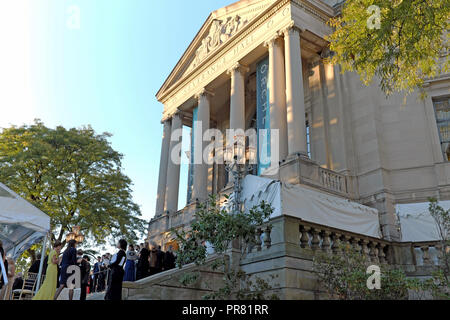 Cleveland, Ohio, USA. 29. September 2018. Gönner knüpfen vor der Teilnahme an dem Cleveland Orchestra 100-jähriges Jubiläum Gala. Severance Hall, in der das Cleveland Orchestra, bewirtet viele Wohltäter und Förderer auf der vorderen Terrasse vor der Leistung. Credit: Mark Kanning/Alamy Leben Nachrichten. Stockfoto