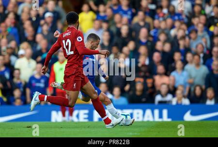 Liverpool. 30 Sep, 2018. Chelsea's Eden Hazard (R) ein Tor während der Englischen Premier League Spiel zwischen Chelsea und Liverpool an der Stamford Bridge in London, Britain on Sept. 29, 2018. Das Spiel endete 1-1. Quelle: Xinhua/Alamy leben Nachrichten Stockfoto