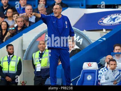 Liverpool. 30 Sep, 2018. Chelsea's Manager Maurizio Sarri reagiert während der Englischen Premier League Spiel zwischen Chelsea und Liverpool an der Stamford Bridge in London, Britain on Sept. 29, 2018. Das Spiel endete 1-1. Quelle: Xinhua/Alamy leben Nachrichten Stockfoto