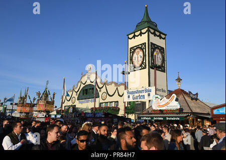 München, Bayern. 29 Sep, 2018. Die Augustiner Zelt auf dem Oktoberfest. Das größte Volksfest der Welt dauert vom 22.09. bis 07.10.2018. Credit: Felix Hörhager/dpa/Alamy leben Nachrichten Stockfoto