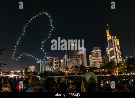 Frankfurt am Main, Deutschland. 29. September 2018. In einer Lichtshow, 110 fliegende Drohnen vor der Skyline über den Main draw Symbole aus der Geschichte der Stadt, wie z. B. ein Profil von Johann Wolfgang von Goethe, in den Nachthimmel. Die rekonstruierte Altstadt von Frankfurt wird offiziell mit einem Festival dieses Wochenende eingeweiht werden. Foto: Frank Rumpenhorst/dpa Quelle: dpa Picture alliance/Alamy Leben Nachrichten Quelle: dpa Picture alliance/Alamy leben Nachrichten Stockfoto