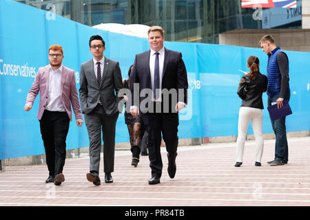 Birmingham, Großbritannien. 30. September 2018. Tory Partei Delegierte kommen für den ersten Tag der Konservativen Partei Konferenz im ICC in Birmingham - Foto Steven Mai/Alamy leben Nachrichten Stockfoto