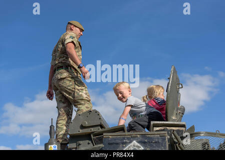 Longleat, Wiltshire, UK. 29. September 2018. Die britischen Streitkräfte Besucher Longleat, Wiltshire, UK unterhalten während der jährlichen militärischen spektakulär, die sich über das Wochenende von Samstag Platz 29. bis Sonntag, den 30. September 2018 stattfand. Credit: Alison Eckett/Alamy Leben Nachrichten. Stockfoto