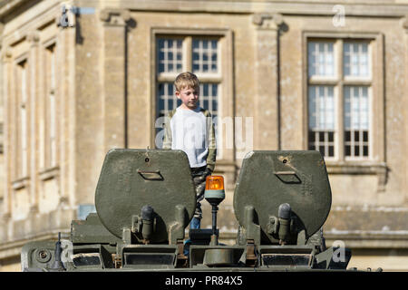 Longleat, Wiltshire, UK. 29. September 2018. Die britischen Streitkräfte Besucher Longleat, Wiltshire, UK unterhalten während der jährlichen militärischen spektakulär, die sich über das Wochenende von Samstag Platz 29. bis Sonntag, den 30. September 2018 stattfand. Credit: Alison Eckett/Alamy Leben Nachrichten. Stockfoto