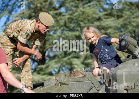 Longleat, Wiltshire, UK. 29. September 2018. Die britischen Streitkräfte Besucher Longleat, Wiltshire, UK unterhalten während der jährlichen militärischen spektakulär, die sich über das Wochenende von Samstag Platz 29. bis Sonntag, den 30. September 2018 stattfand. Credit: Alison Eckett/Alamy Leben Nachrichten. Stockfoto