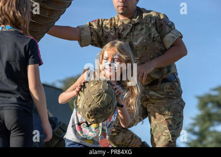 Longleat, Wiltshire, UK. 29. September 2018. Die britischen Streitkräfte Besucher Longleat, Wiltshire, UK unterhalten während der jährlichen militärischen spektakulär, die sich über das Wochenende von Samstag Platz 29. bis Sonntag, den 30. September 2018 stattfand. Credit: Alison Eckett/Alamy Leben Nachrichten. Stockfoto