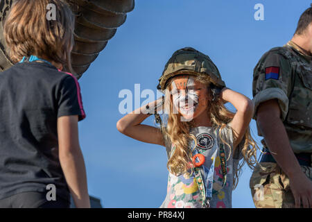 Longleat, Wiltshire, UK. 29. September 2018. Die britischen Streitkräfte Besucher Longleat, Wiltshire, UK unterhalten während der jährlichen militärischen spektakulär, die sich über das Wochenende von Samstag Platz 29. bis Sonntag, den 30. September 2018 stattfand. Credit: Alison Eckett/Alamy Leben Nachrichten. Stockfoto