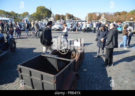 Paris, Frankreich. 30. September 2018. Oldtimer Parade in Paris, Frankreich, Place de la Concorde, 10 Uhr. (Es ist Teil der Paris Motor Show). ALPHACIT NEWIM/Alamy leben Nachrichten Stockfoto