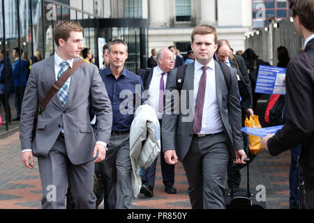 Birmingham, Großbritannien. 30. September 2018. Tory Partei Delegierte kommen für den ersten Tag der Konservativen Partei Konferenz im ICC in Birmingham - Foto Steven Mai/Alamy leben Nachrichten Stockfoto