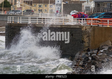 Aberystwyth Wales UK, Sonntag, den 30. September 2018 UK Wetter: Kalt und Windig kalten Winden bei Flut große Wellen zum Absturz bringen Gegen die Hafenmauer in Aberystwyth auf der Cardigan Bay, West Wales am letzten Tag im September 2018 Foto: cerdit Keith Morris/Alamy leben Nachrichten Stockfoto