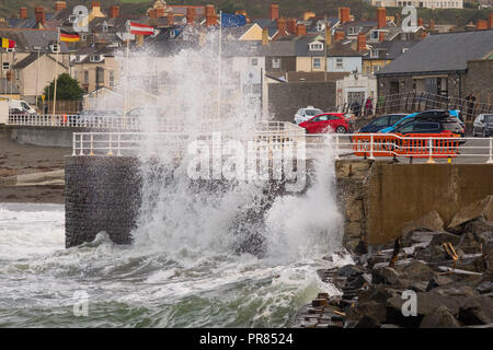 Aberystwyth Wales UK, Sonntag, den 30. September 2018 UK Wetter: Kalt und Windig kalten Winden bei Flut große Wellen zum Absturz bringen Gegen die Hafenmauer in Aberystwyth auf der Cardigan Bay, West Wales am letzten Tag im September 2018 Foto: cerdit Keith Morris/Alamy leben Nachrichten Stockfoto