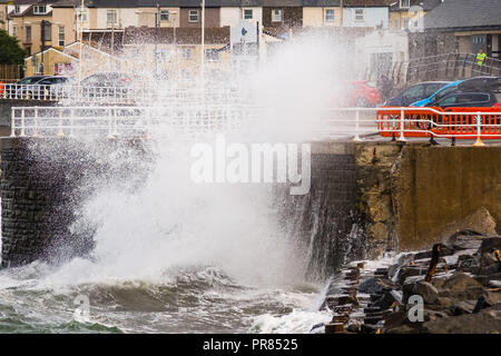 Aberystwyth Wales UK, Sonntag, den 30. September 2018 UK Wetter: Kalt und Windig kalten Winden bei Flut große Wellen zum Absturz bringen Gegen die Hafenmauer in Aberystwyth auf der Cardigan Bay, West Wales am letzten Tag im September 2018 Foto: cerdit Keith Morris/Alamy leben Nachrichten Stockfoto