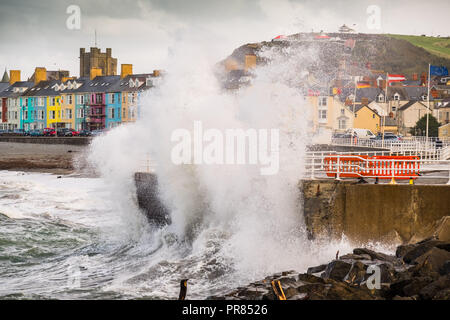 Aberystwyth Wales UK, Sonntag, den 30. September 2018 UK Wetter: Kalt und Windig kalten Winden bei Flut große Wellen zum Absturz bringen Gegen die Hafenmauer in Aberystwyth auf der Cardigan Bay, West Wales am letzten Tag im September 2018 Foto: cerdit Keith Morris/Alamy leben Nachrichten Stockfoto