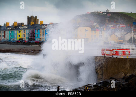 Aberystwyth Wales UK, Sonntag, den 30. September 2018 UK Wetter: Kalt und Windig kalten Winden bei Flut große Wellen zum Absturz bringen Gegen die Hafenmauer in Aberystwyth auf der Cardigan Bay, West Wales am letzten Tag im September 2018 Foto: cerdit Keith Morris/Alamy leben Nachrichten Stockfoto