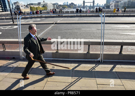 London, Großbritannien. 30. September 2018. TV-Persönlichkeit Alan Titchmarsh treibt die Schafe über die Brücke. Worshipful Company der Woolmen Schafe fahren Sie über London Bridge. Quelle: Matthew Chattle/Alamy leben Nachrichten Stockfoto