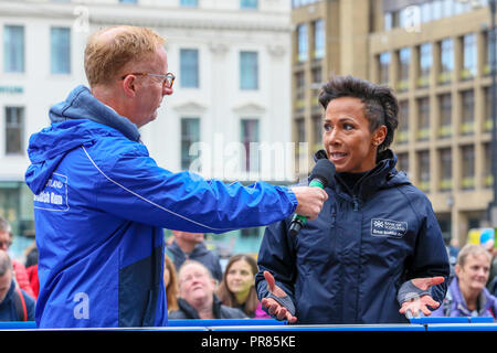 Glasgow, UK. 30. September 2018. Tausende von Läufern stellte sich heraus an den jährlichen großen Schottischen laufen, laufen entweder 10 k oder Halbmarathon, durch das Stadtzentrum von Glasgow, über die Kingston Brücke über den Fluss Clyde und der Fertigung bei Glasgow Green. Die Läufer wurden von Colonel Dame Kelly Holmes, war dieser Jahre Botschafter für die Run Credit: Findlay/Alamy Leben Nachrichten jubelten Stockfoto