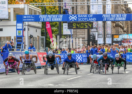 Glasgow, UK. 30. September 2018. Tausende von Läufern stellte sich heraus an den jährlichen großen Schottischen laufen, laufen entweder 10 k oder Halbmarathon, durch das Stadtzentrum von Glasgow, über die Kingston Brücke über den Fluss Clyde und der Fertigung bei Glasgow Green. Die Läufer wurden von Colonel Dame Kelly Holmes, war dieser Jahre Botschafter für die Run Credit: Findlay/Alamy Leben Nachrichten jubelten Stockfoto