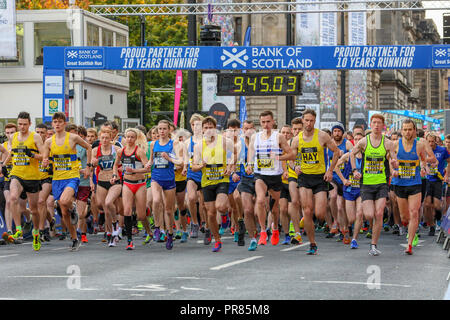 Glasgow, UK. 30. September 2018. Tausende von Läufern stellte sich heraus an den jährlichen großen Schottischen laufen, laufen entweder 10 k oder Halbmarathon, durch das Stadtzentrum von Glasgow, über die Kingston Brücke über den Fluss Clyde und der Fertigung bei Glasgow Green. Die Läufer wurden von Colonel Dame Kelly Holmes, war dieser Jahre Botschafter für die Run Credit: Findlay/Alamy Leben Nachrichten jubelten Stockfoto