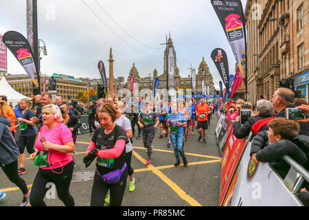 Glasgow, UK. 30. September 2018. Tausende von Läufern stellte sich heraus an den jährlichen großen Schottischen laufen, laufen entweder 10 k oder Halbmarathon, durch das Stadtzentrum von Glasgow, über die Kingston Brücke über den Fluss Clyde und der Fertigung bei Glasgow Green. Die Läufer wurden von Colonel Dame Kelly Holmes, war dieser Jahre Botschafter für die Run Credit: Findlay/Alamy Leben Nachrichten jubelten Stockfoto