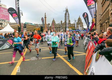 Glasgow, UK. 30. September 2018. Tausende von Läufern stellte sich heraus an den jährlichen großen Schottischen laufen, laufen entweder 10 k oder Halbmarathon, durch das Stadtzentrum von Glasgow, über die Kingston Brücke über den Fluss Clyde und der Fertigung bei Glasgow Green. Die Läufer wurden von Colonel Dame Kelly Holmes, war dieser Jahre Botschafter für die Run Credit: Findlay/Alamy Leben Nachrichten jubelten Stockfoto