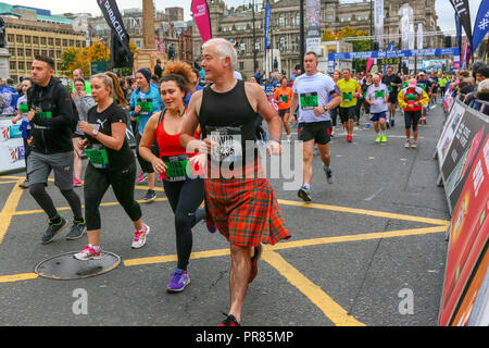 Glasgow, UK. 30. September 2018. Tausende von Läufern stellte sich heraus an den jährlichen großen Schottischen laufen, laufen entweder 10 k oder Halbmarathon, durch das Stadtzentrum von Glasgow, über die Kingston Brücke über den Fluss Clyde und der Fertigung bei Glasgow Green. Die Läufer wurden von Colonel Dame Kelly Holmes, war dieser Jahre Botschafter für die Run Credit: Findlay/Alamy Leben Nachrichten jubelten Stockfoto