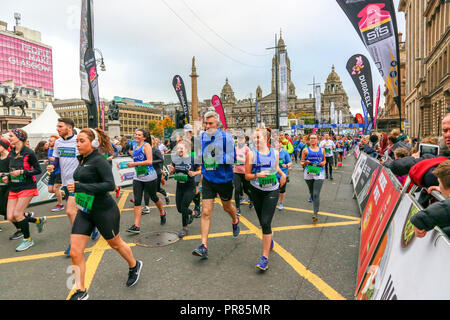 Glasgow, UK. 30. September 2018. Tausende von Läufern stellte sich heraus an den jährlichen großen Schottischen laufen, laufen entweder 10 k oder Halbmarathon, durch das Stadtzentrum von Glasgow, über die Kingston Brücke über den Fluss Clyde und der Fertigung bei Glasgow Green. Die Läufer wurden von Colonel Dame Kelly Holmes, war dieser Jahre Botschafter für die Run Credit: Findlay/Alamy Leben Nachrichten jubelten Stockfoto