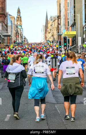 Glasgow, UK. 30. September 2018. Tausende von Läufern stellte sich heraus an den jährlichen großen Schottischen laufen, laufen entweder 10 k oder Halbmarathon, durch das Stadtzentrum von Glasgow, über die Kingston Brücke über den Fluss Clyde und der Fertigung bei Glasgow Green. Die Läufer wurden von Colonel Dame Kelly Holmes, war dieser Jahre Botschafter für die Run Credit: Findlay/Alamy Leben Nachrichten jubelten Stockfoto