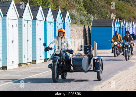 Bournemouth, Dorset UK. 30. September 2018. Bournemouth und Poole verehrte Herren der Ride ist eine jährliche Veranstaltung Geld und Bewußtsein für die Gesundheit von Männern zu erhöhen. Als Teil ihrer Fahrt, rund 500 Oldtimer Motorräder Fahrt entlang der Promenade an der Bournemouth Bournemouth Pier mit ihrer Reiter zu erfassen, angemessen gekleidet, im Retro-Stil Verhänger, schnurrbärte und tweeds. Credit: Carolyn Jenkins/Alamy leben Nachrichten Stockfoto