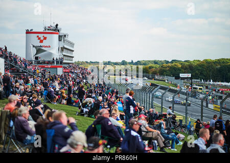 Longfield, Kent, UK, 30. September 2018. BTCC Racing Fans während der Dunlop MSA British Touring Car Championship in Brands Hatch Grand Prix Circuit. Foto: Gergo Toth/Alamy leben Nachrichten Stockfoto